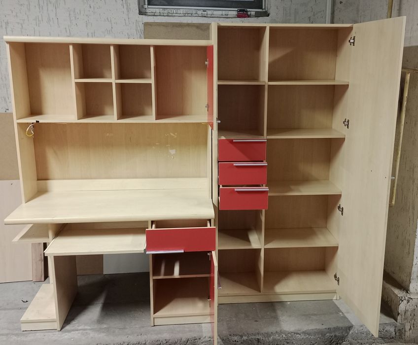 Детский гарнитур ( письменный стол + шкаф)