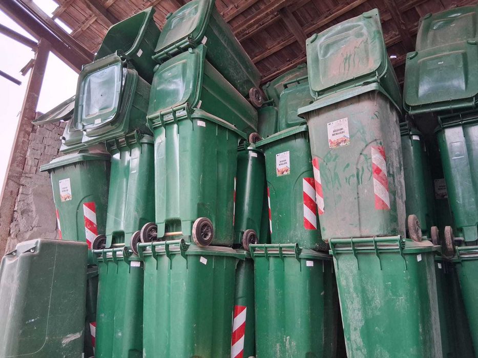 Vand pubele noi verzi la pret negociabil