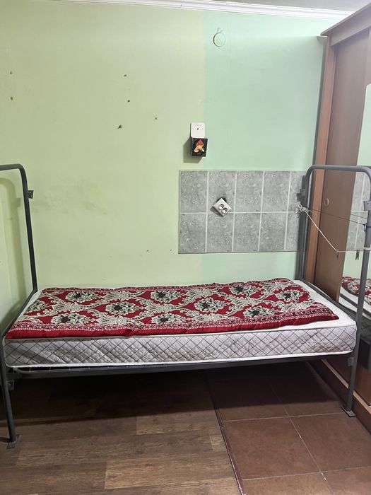 Кровати двух ярусные с матрасами в коплекте.