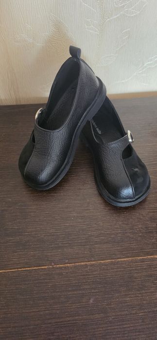 Продам новые туфли на девочку