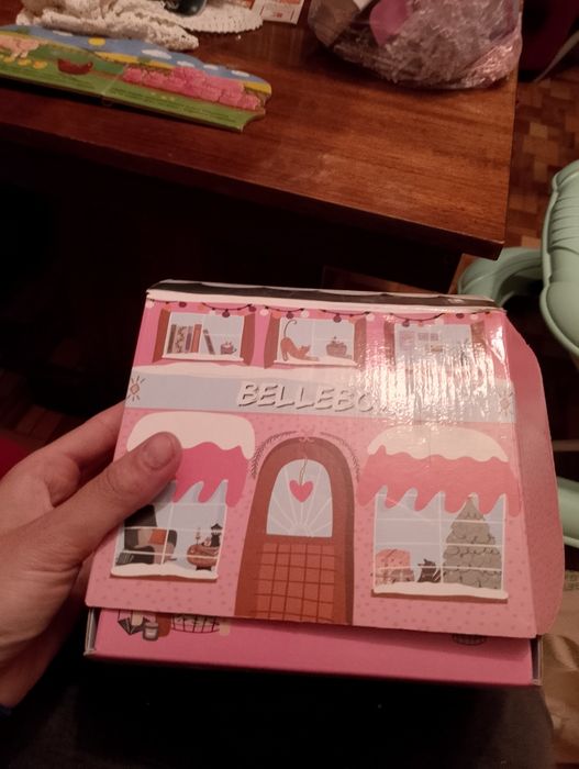 Красива визия, страхотно съдържание и перфектно състояние. Ако искаш да зарадваш себе си или приятелка с качествена козметика в уникална опаковка, тов