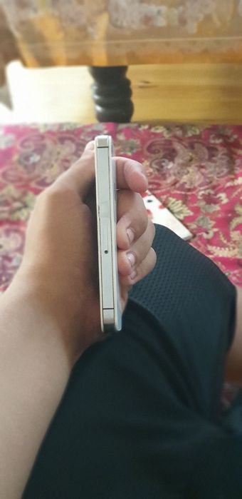 Iphane 4s holati yaxshi ekrani yorilgan