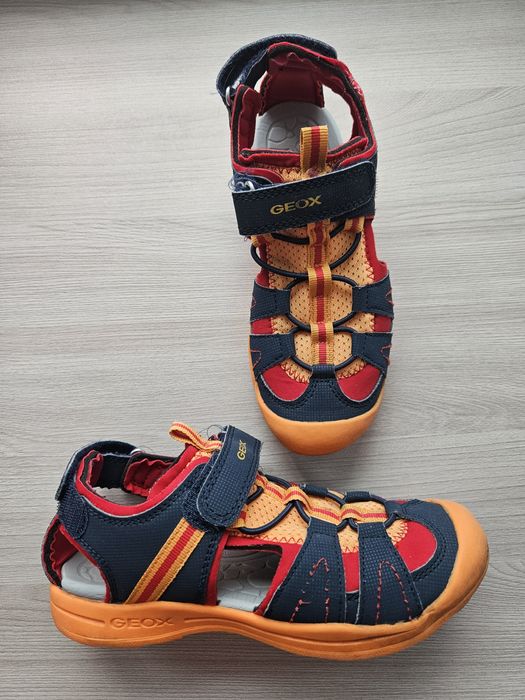 Продам сандалии geox 33р,9 000