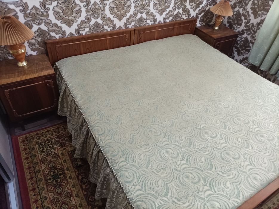 Срочно продаются две кровати , полуторки 1м92см на 92 см и две тумбочк