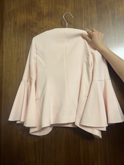 Продается стильный брючный костюм