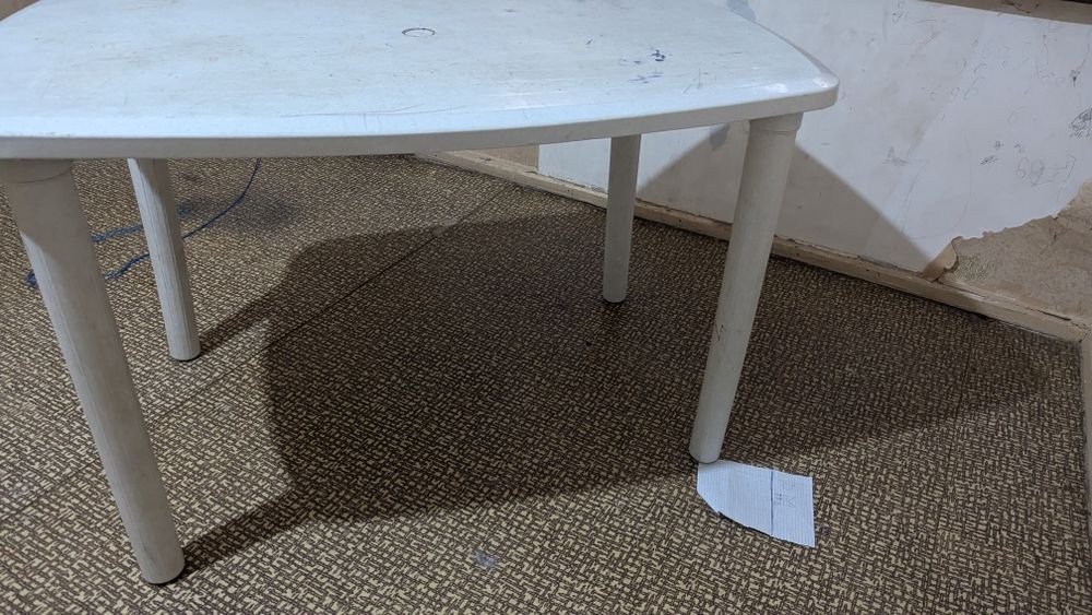 Продам пластиковый стол с 4 стульями