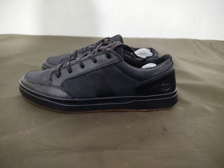 Продам кожаные кроссовки.