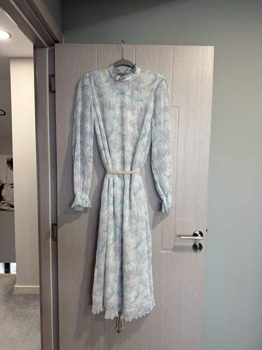 Ефирна рокля с дълъг ръкав