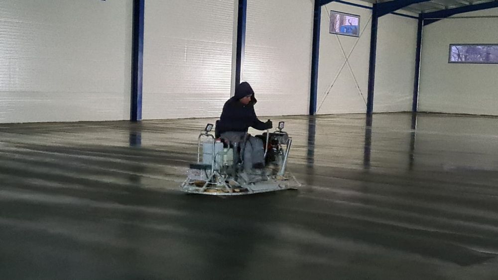Finisare beton cu elicopter și cuart in curte - industrial