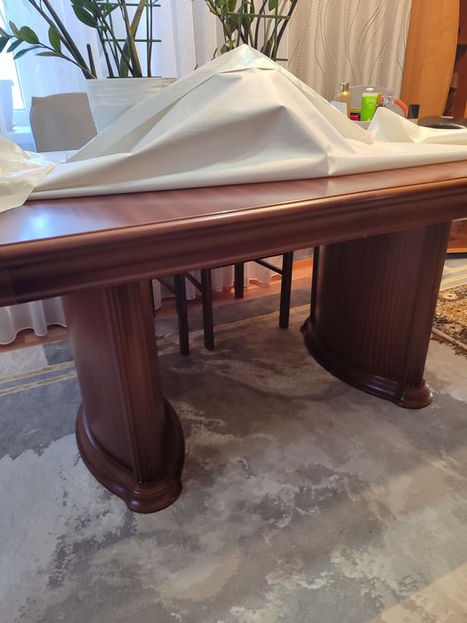 Стол, шкаф продаётся.