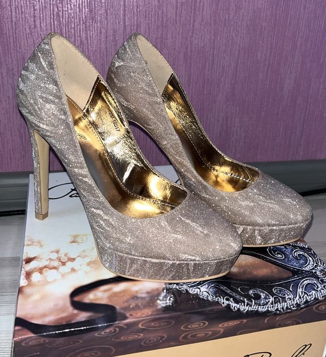 Обувки на висок ток