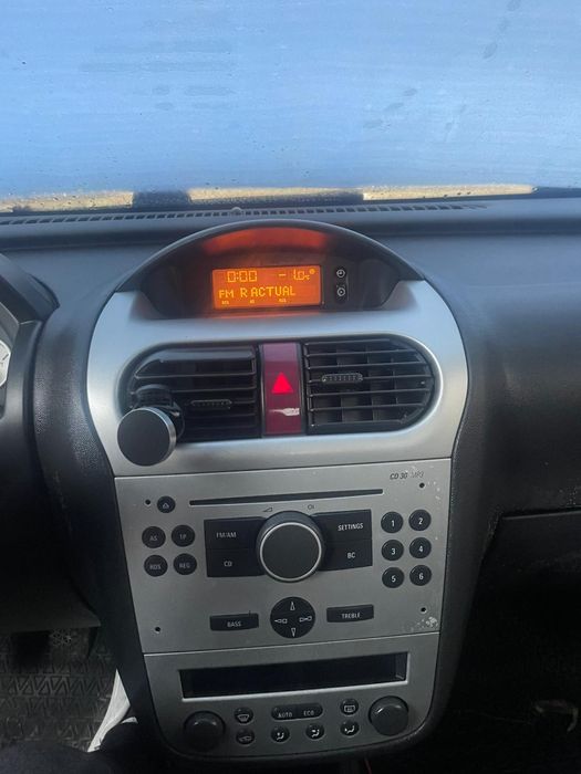 Mașina Opel corsa