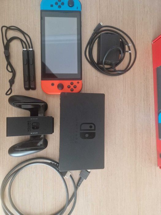 Consolă de joc Nintendo Switch completă, cutie originală, fără stick drift, stare foarte bună