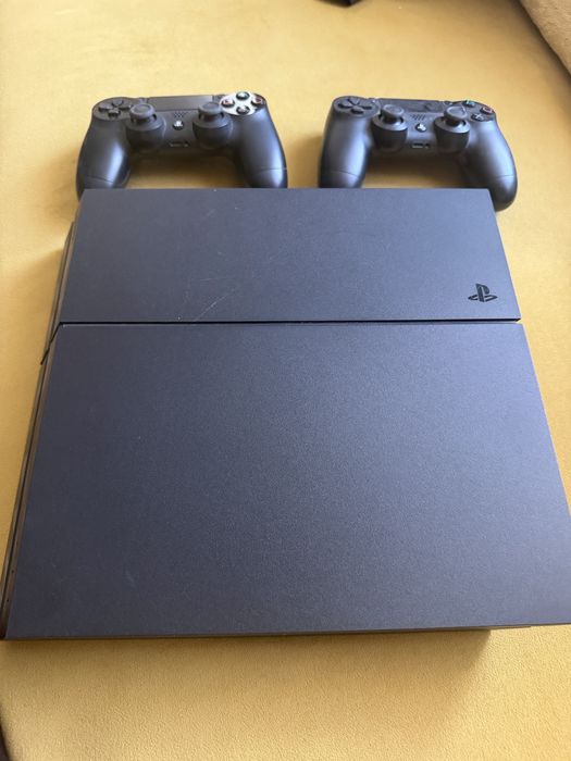 Sony PlayStation 4 PS4 с 2 оригинални джойстика