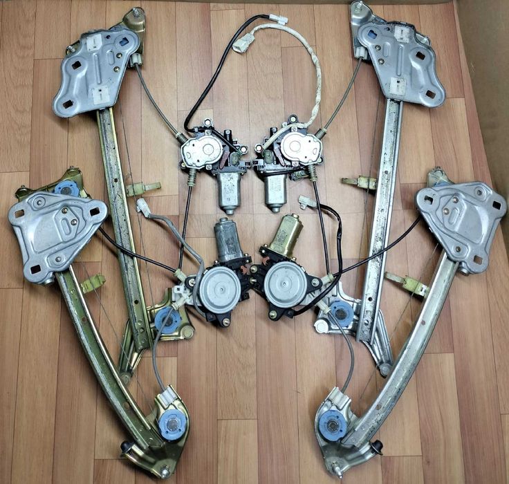 Продам моторчик стеклоподъемника и механизм Toyota Mark 2 100 кузов