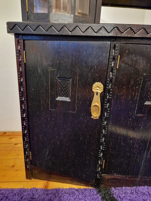 Mobilier vechi din lemn masiv – 100 de ani, cu geam de semicristal