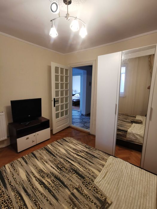 Închiriez apartament 3 camere decomandat, Calea București, zona Institut