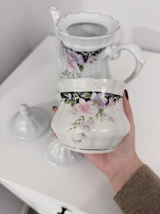 Чайник и сахарница