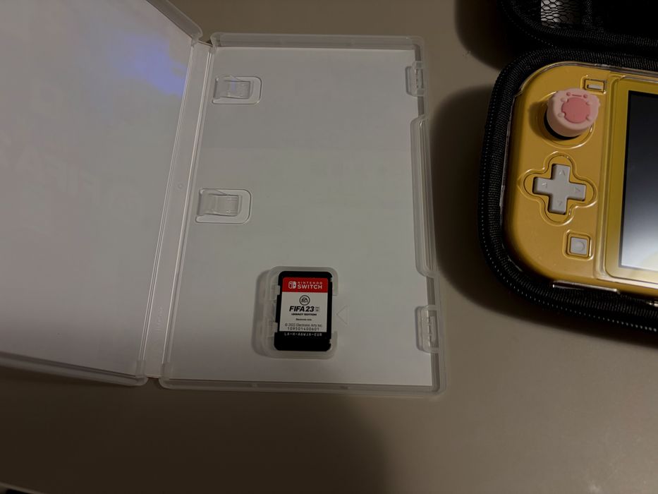 Nintendo Switch Lite cu joc FIFA 2023