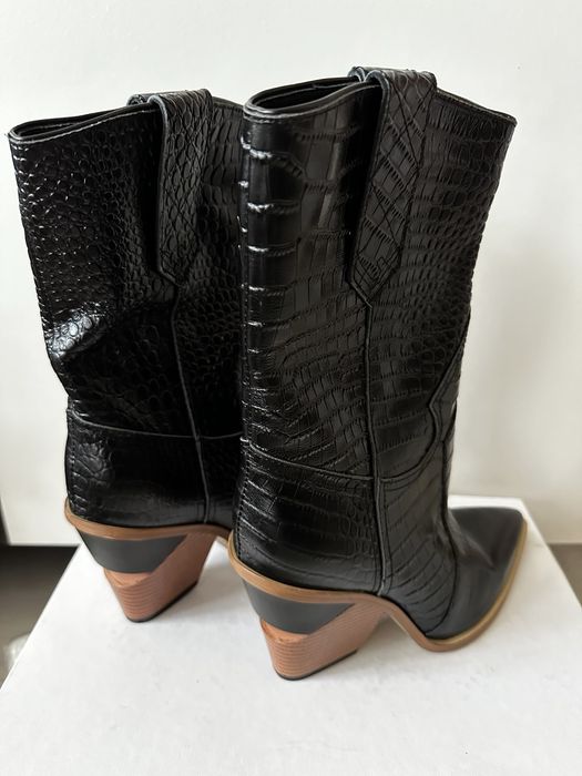 Ботуши от естествена кожа • FENDI •