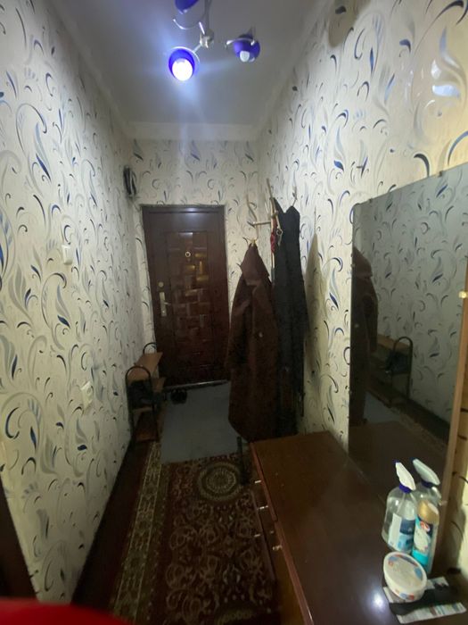Продаётся кв. Юнусабад 6 кв. 1 комната переделанная в 3.