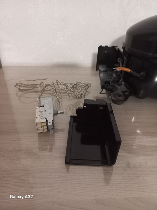 Компрессор от холодильника Индезит б/у .