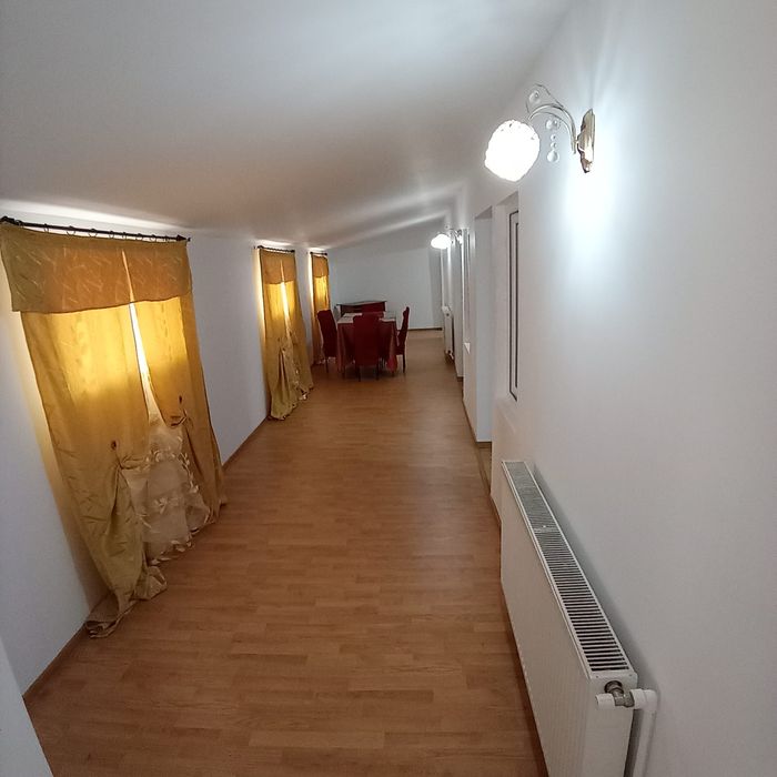 Inchriez apartament la curte