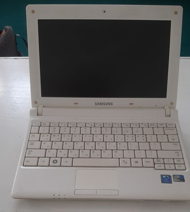 Samsung Mini noutbuk (netbuk) srochna sotiladi