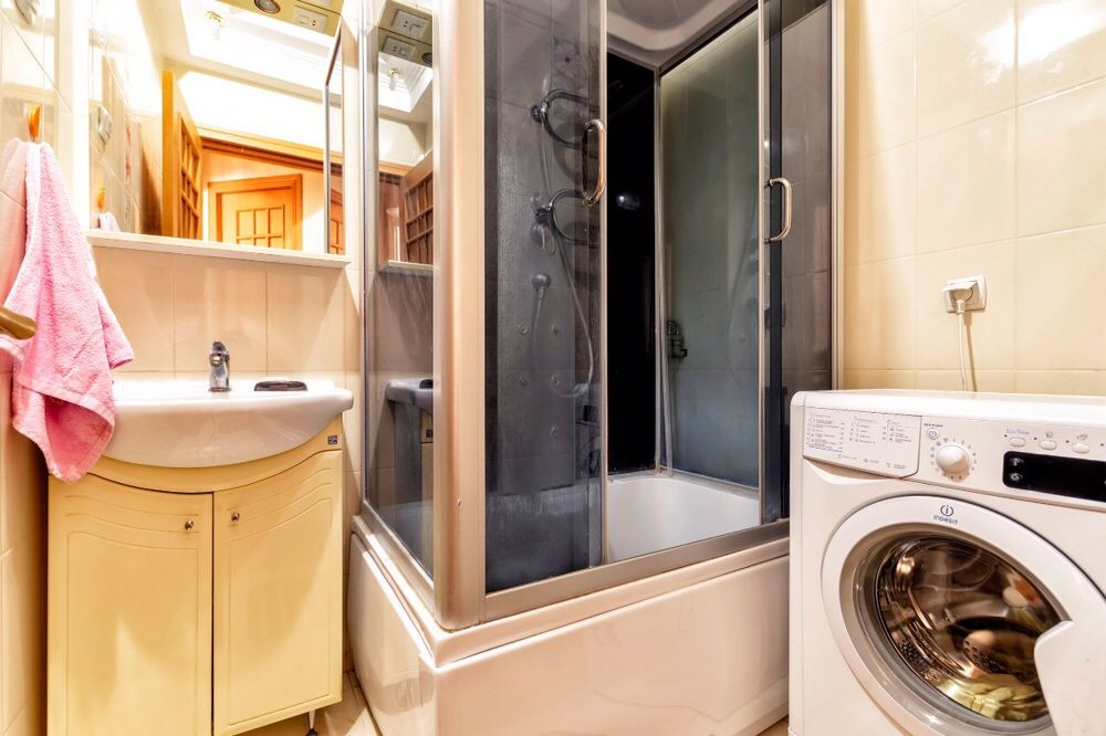 Хорошая, чистая,двухкомнатная квартира.Дом министерств .Байтерек.