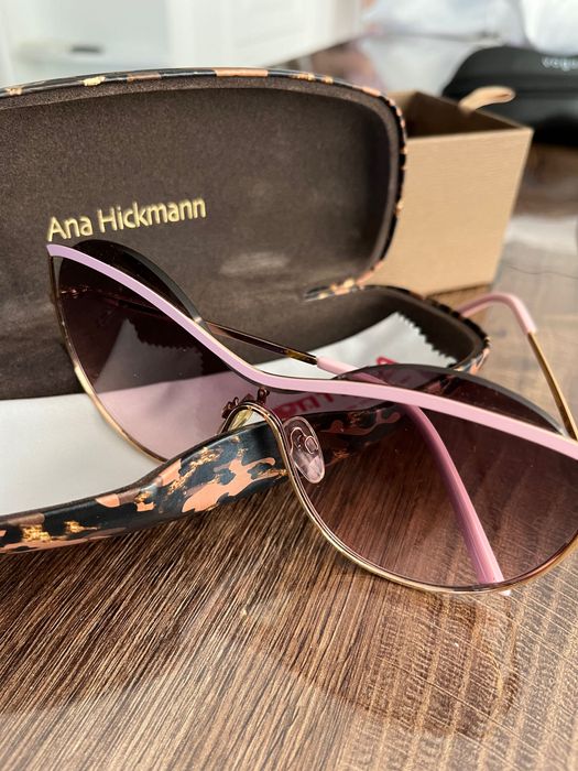 Различни аксесоари на Pandora, Guess, Hawkers и др.