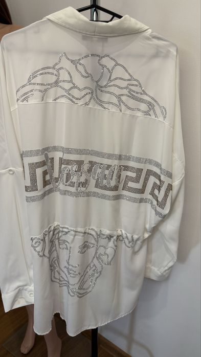 Риза бяла с камъчета по-нея