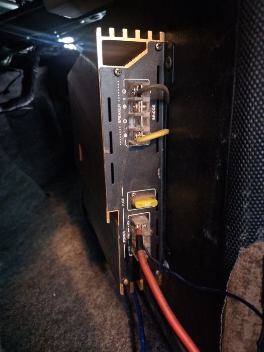 Продам Сафвуфер с усилителем Element E5