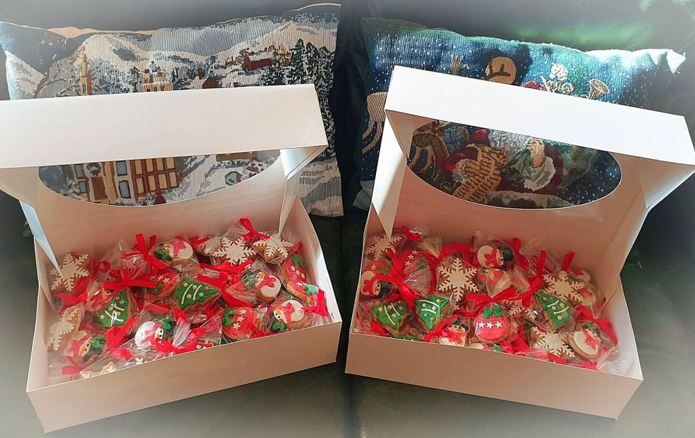 Кутии с ръчнодекорирани сладки за  Коледа