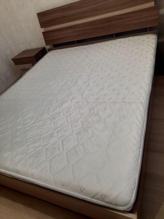 Продам срочно тахту с двумя тумбочками