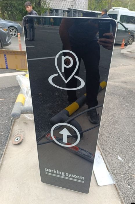 Шлагбаум с стеклянной дверью