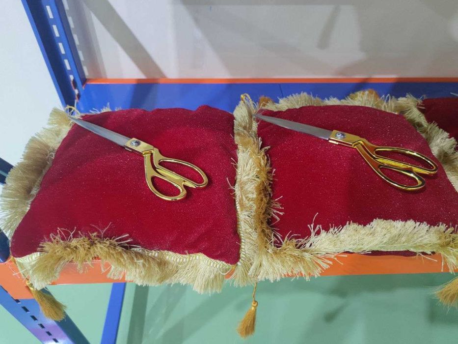 Стойки ограничения и красная дорожка на прокат