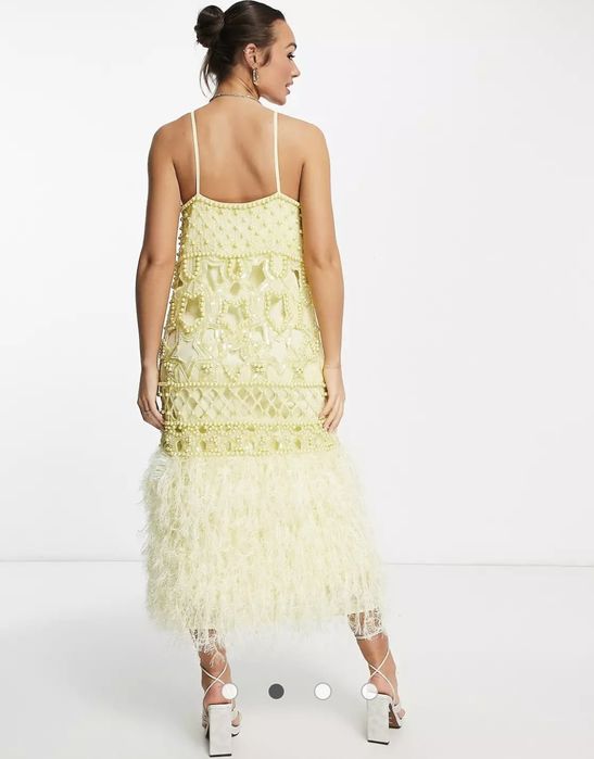 Rochie Asos, împodobită cu perle și pene.