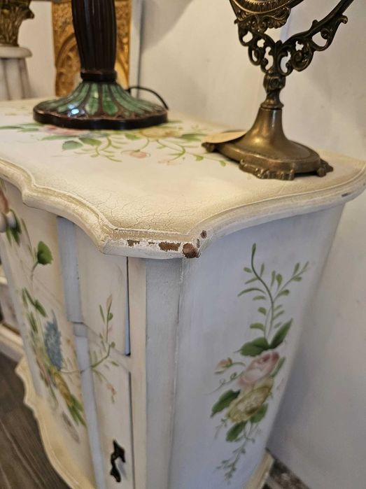 Comodă vintage pictată manual