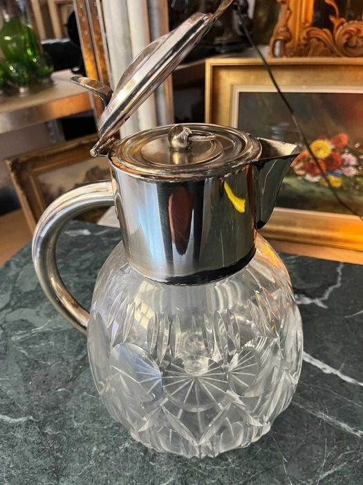 Carafă vintage din cristal tăiat cu capac și guler din metal argintat