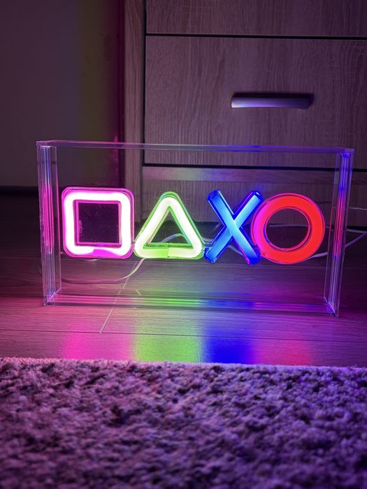 Lampă LED Neon PlayStation – Simboluri Controller (USB), Panou Decorativ Gaming