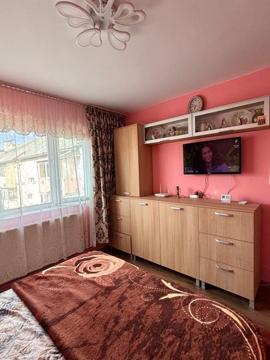 Apartament 2 camere de inchiriat,  renovat și complet mobilat/utilat. Dormitor cu pat matrimonial, living cu canapea extensibilă și dressing spațios.