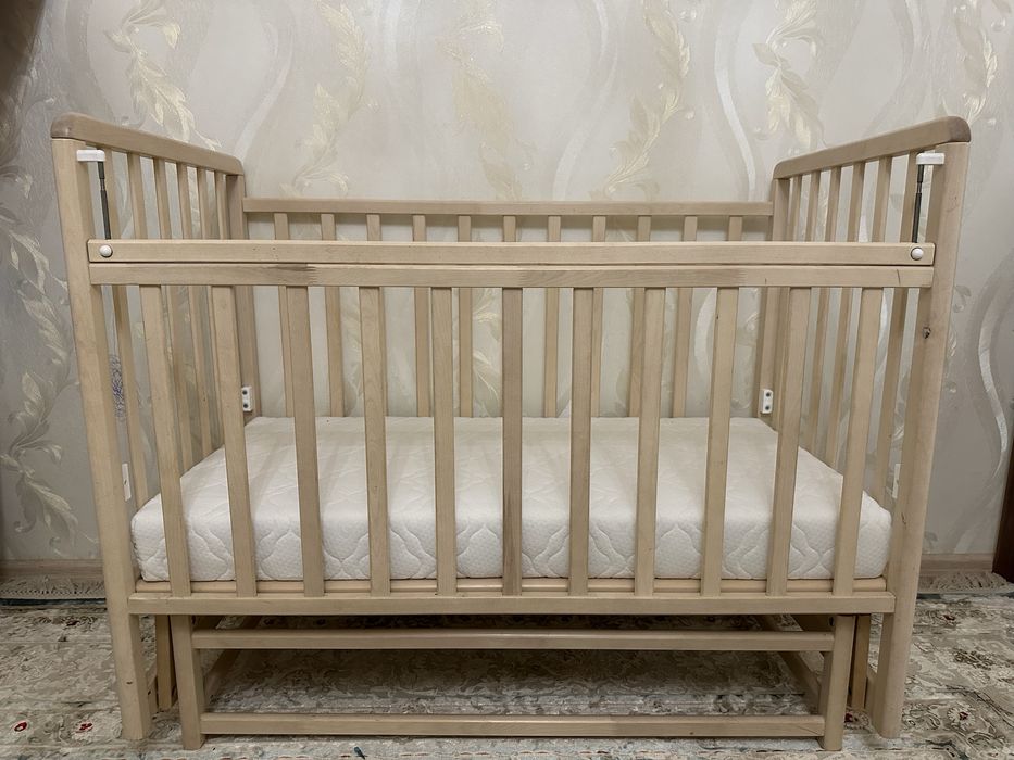 продам детскую кровать с матрасом отличное состояние