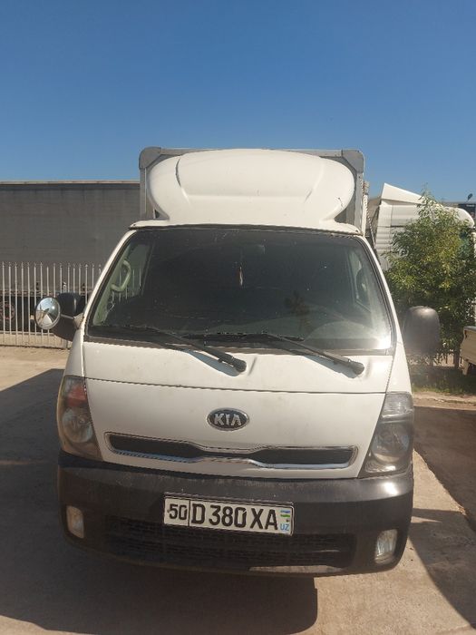 Кия бонго сотилади