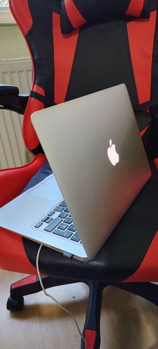 MacBook Air 13.3 i5 impecabil