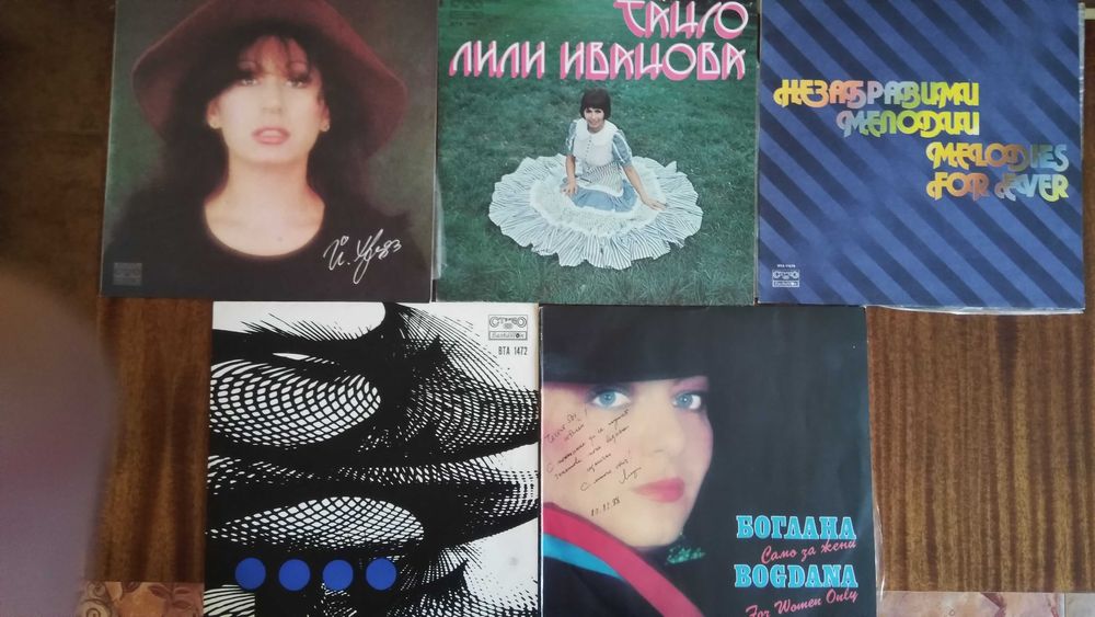 Продавам плочи около 45бр. големи и около 12 малки.Всички цена 180 лв.