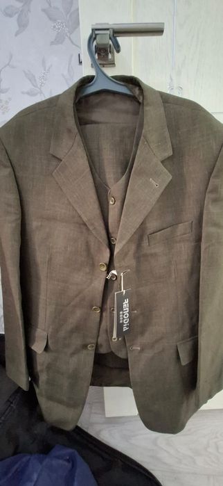 Костюмдер әр түрлі размердегі