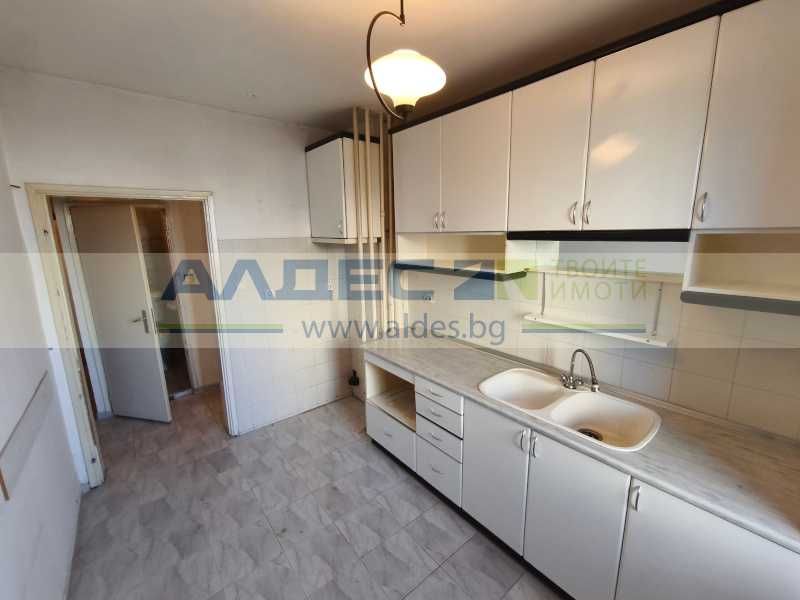 Продава се непреходен тристаен ап. в Люлин 10 срещу Парка!