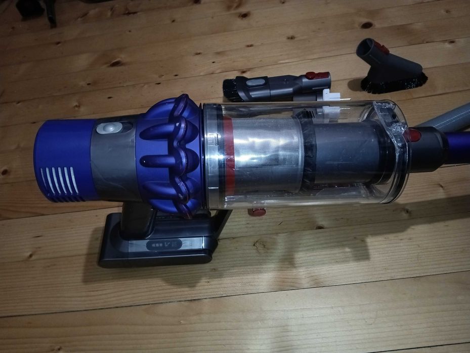Много добра Dyson V10 безжична прахосмукачка пълен комплект