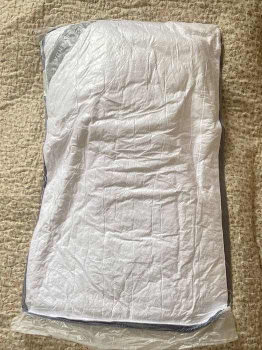 красивые, белые, модные подушки