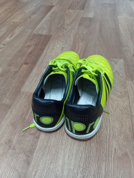 Продам футзалки 42 размер маломерки